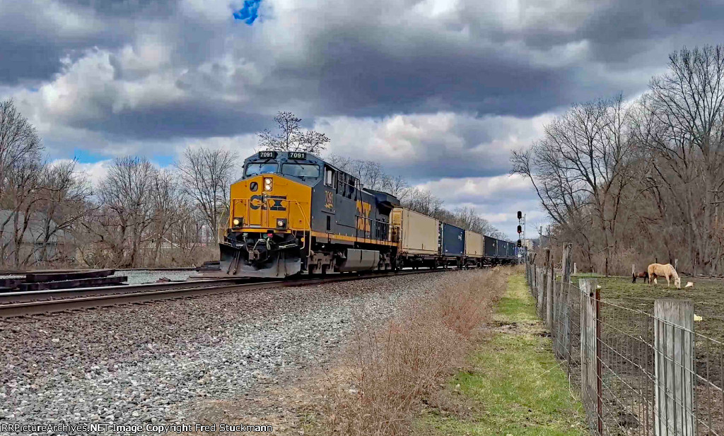 CSX 7091 leads I018.